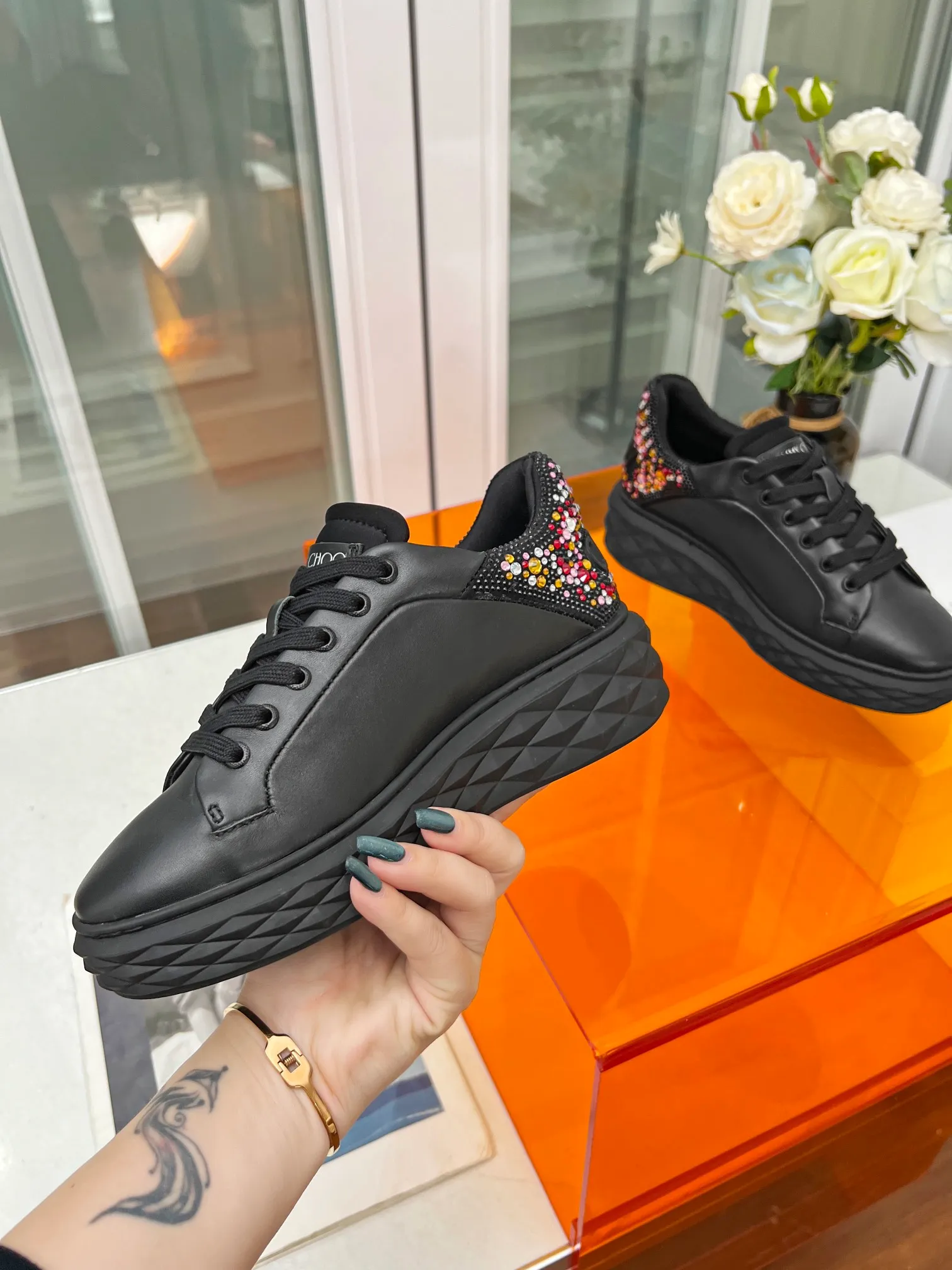👟👟Ex-factory price 640👟👟 (hot tail diamond) Jimmy choo Jimmy Choo 2024 spring and summer Jc new Diamond New sneaker series 🔥The upper is made of original customized cowhide leather spliced with breathable Lycra embellished with Swarovski crystal diamonds to enjoy the brand's luxury and trend 💥The soles are made of brand elements to resist diamond multi-faceted cutting and have a full three-dimensional feel 🎵The soles are gradually thinner and thicker, and the design makes them more comfortable without any visual pressure 🌹A Diamond sneaker that is fashionable, comfortable, versatile and luxurious is worth owning🧚‍♀️ Fabric: Original imported top layer 🐂 cowhide Lining: Original Lycra breathable lining Feet: Original injection molded 🐑 Sheepskin Outsole: Original glass glue combined sole Size: 34-41 (customized size 34.41 is non-refundable)